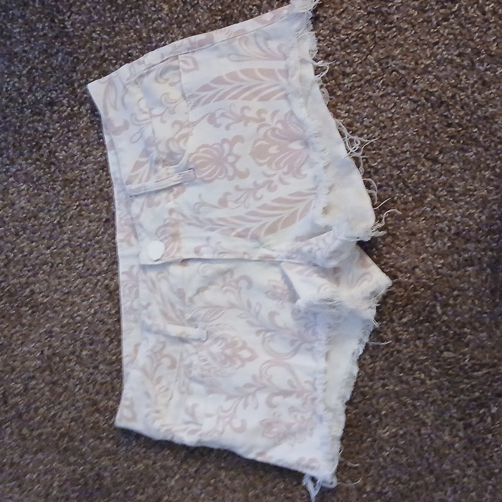 Black Orchid LasAngeles pink and white floral raw hem shorts size 27